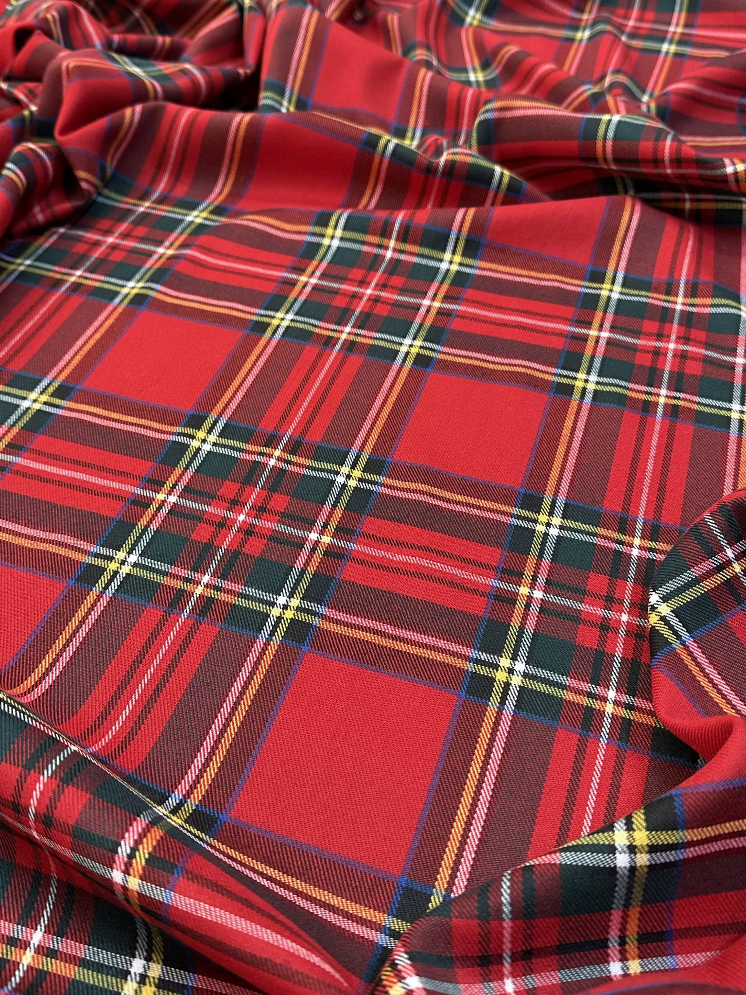 Tkanina TR Krata Szkocka Red Royal - 2a Skład: 90% poliester, 10% wiskoza Gramatura: 215-225 GSM tkanina swiąteczna tkaniny w kratę tkanina na Boże Narodzenie szycie materiał w kratę TR fabric christmas fabrics tkaniny do szycia swiąteczne dekoracje
