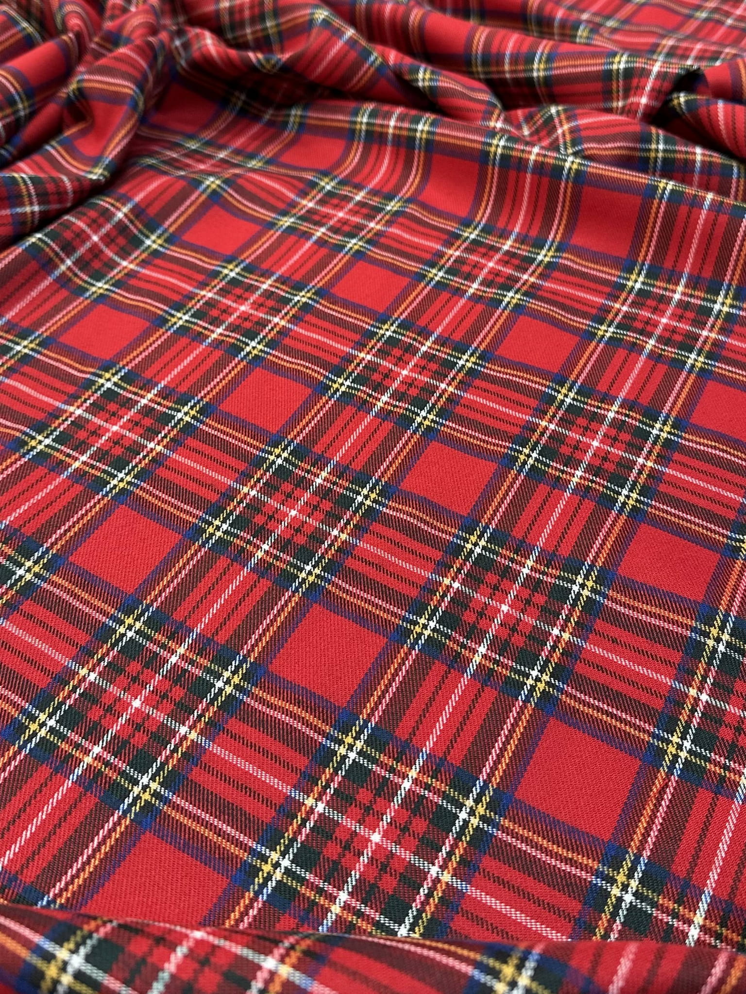 Tkanina TR Krata Klasyczna Highland - 1a Skład: 90% poliester, 10% wiskoza Gramatura: 215-225 GSM tkanina swiąteczna tkaniny w kratę tkanina na Boże Narodzenie szycie materiał w kratę TR fabric christmas fabrics tkaniny do szycia swiąteczne dekoracje